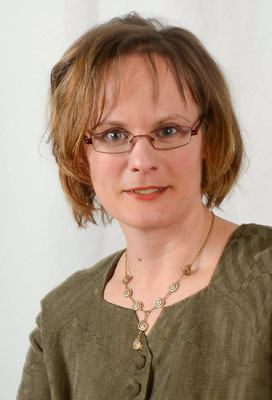 Eeva on silm�lasip�inen, yst�v�llisen n�k�inen nainen